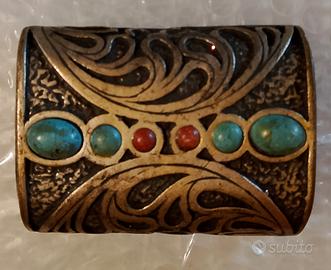 fibbia in metallo con pietre 