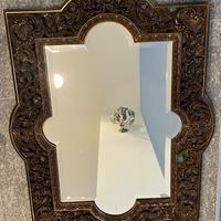 Cornice in bronzo con specchio bisellato coevo