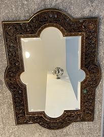 Cornice in bronzo con specchio bisellato coevo