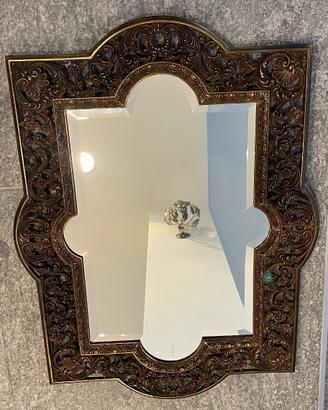Cornice in bronzo con specchio bisellato coevo
