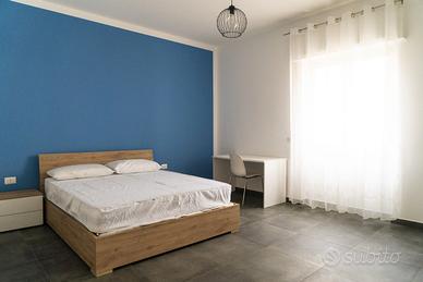 Ampia camera in appartamento luminoso