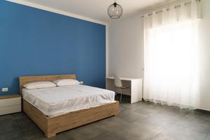 Ampia camera in appartamento luminoso