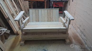 dondolo di legno biposto artigianale.