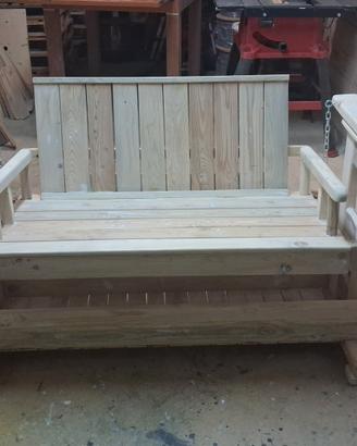 dondolo di legno biposto artigianale.