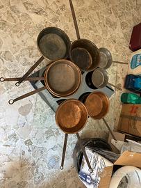 Batteria di padelle in rame antico