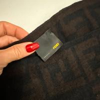 Fendi originale nuovo set sciarpa e cappellino