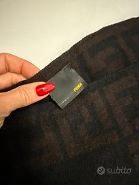 Fendi originale nuovo set sciarpa e cappellino