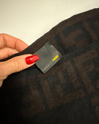 Fendi originale nuovo set sciarpa e cappellino