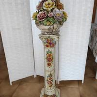 colonna con vaso decorato in ceramica Capodimonte