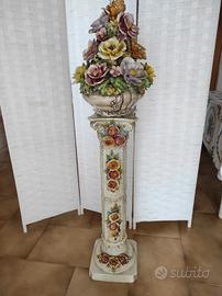 colonna con vaso decorato in ceramica Capodimonte