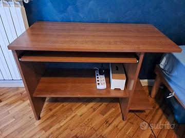 Scrivania e porta Pc