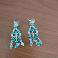 Coppia orecchini pendenti con strass azzurri