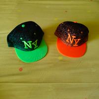 coppia di cappelli con visiera piatta 