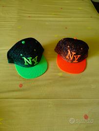 coppia di cappelli con visiera piatta 