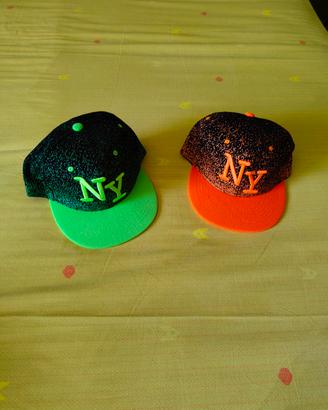 coppia di cappelli con visiera piatta 