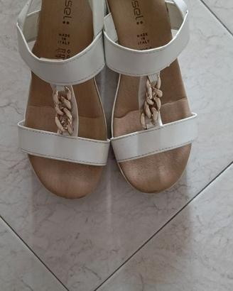 sandalo in pelle con zeppa