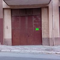 Ampio garage su strada principale