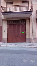 Ampio garage su strada principale