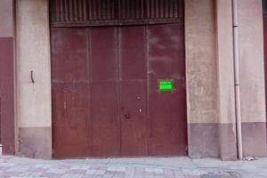 Ampio garage su strada principale