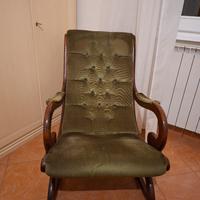 Sedia a dondolo in legno e velluto verde