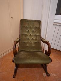 Sedia a dondolo in legno e velluto verde