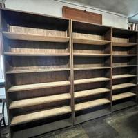 Scaffali di legno e di ferro