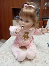 Bambola porcellana,bimba vestita con tutina rosa