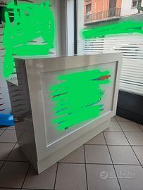 Scrivania da lavoro con luce