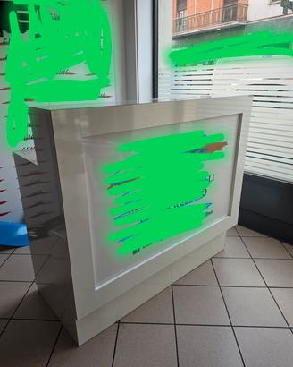 Scrivania da lavoro con luce