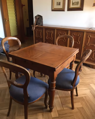 Tavolo e 4 sedie - legno