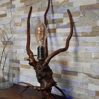 Lampada artigianale in legno.