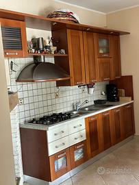 Cucina con elettrodomestici