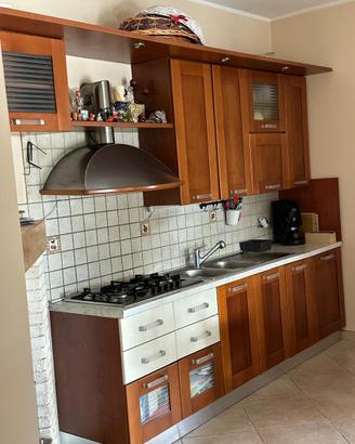 Cucina con elettrodomestici