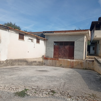 Magazzino con parcheggio