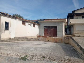 Magazzino con parcheggio