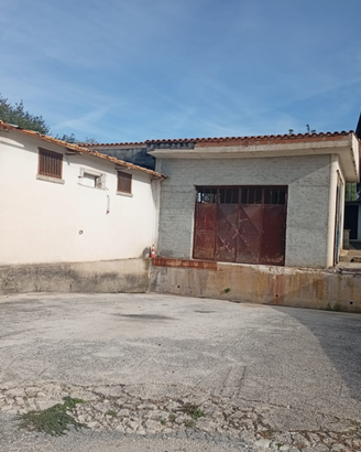 Magazzino con parcheggio