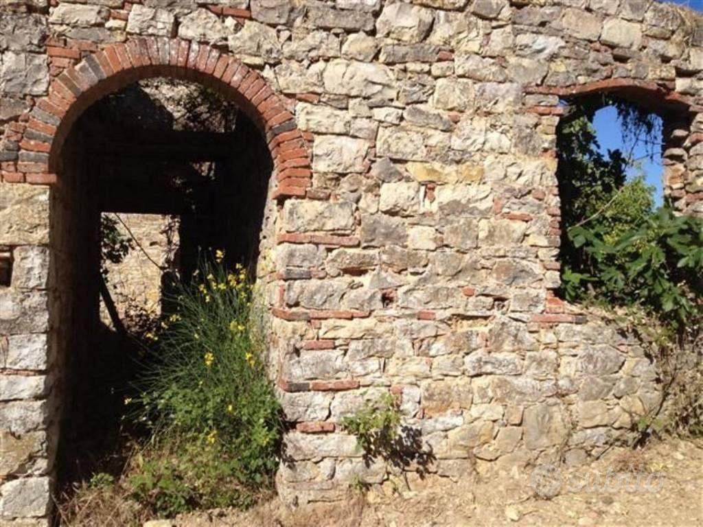Rustico / Casale di 300 m² con 4 locali e box auto - Altro