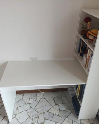 Scrivania con libreria integrata