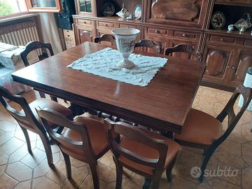 Tavolo in legno massello con sedie