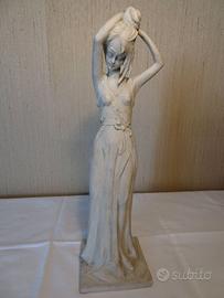 Statua di donna in porcellana.