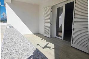 Appartamento con doppio servizio e giardino privat