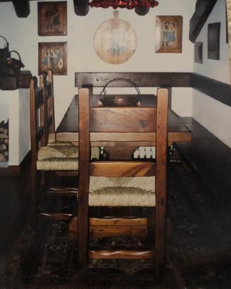 Tavolo con panche e sedie
