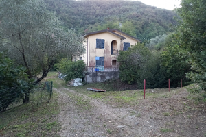 Casa indipendente immersa nel verde