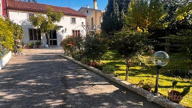Porzione di casa di ampia metratura con giardino