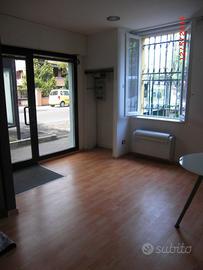 Piccolo negozio/ ufficio ristrutturaro