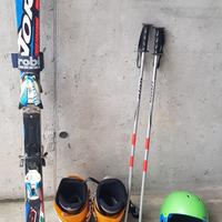 sci scarponi racchette e casco 