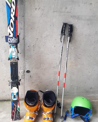 sci scarponi racchette e casco 