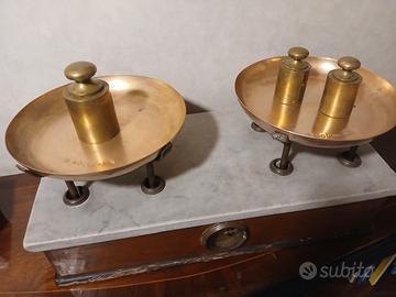 Antica bilancia con piatti in ottone