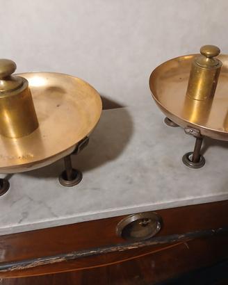 Antica bilancia con piatti in ottone