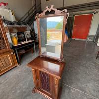 Arredamento antico con specchio